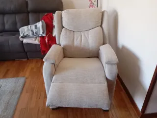 Butaca de tela beige y gris