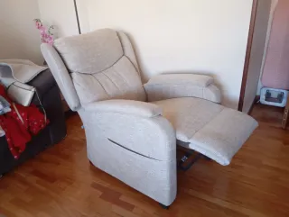 Butaca de tela beige y gris