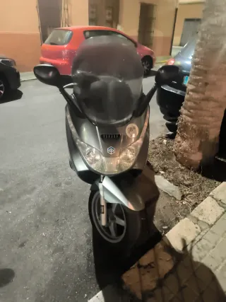 Piaggio X8 125 Negra y Marrón