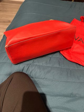 Borsa Valentino rossa con catena dorata