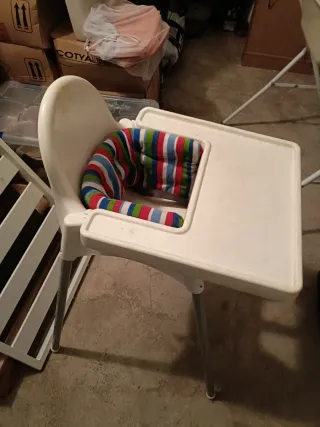 Trona de bebé blanca con cojín