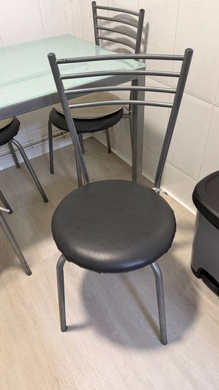 Mesa Cristal 110x70 con 4 Sillas Metálicas