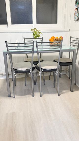 Mesa Cristal 110x70 con 4 Sillas Metálicas