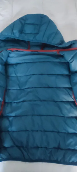 Cazadora acolchada azul con cremallera