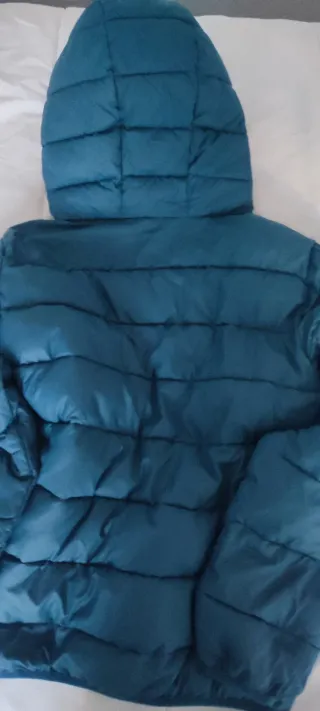 Cazadora acolchada azul con cremallera