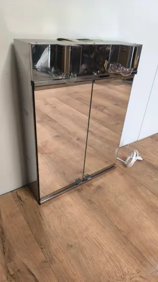 MUEBLE  ASEO O BAÑO CON LUCES