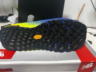 Zapatillas New Balance Trail Running Azul/Amarillo