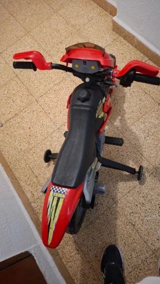 Moto a batería infantil roja
