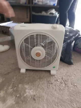 Ventilador blanco de plástico