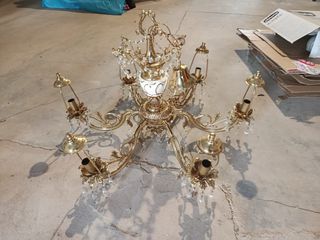 Lámpara de araña dorada con cristales