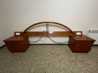 Cabezal de cama con mesitas de noche