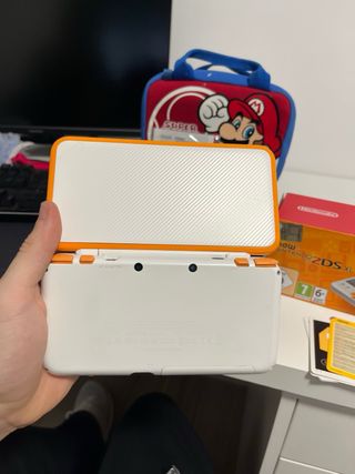 New Nintendo 2DS XL Blanca y Naranja completa