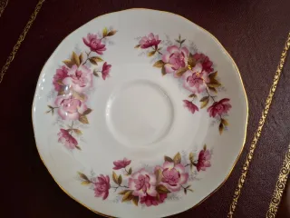 Taza y platillos de porcelana inglesa