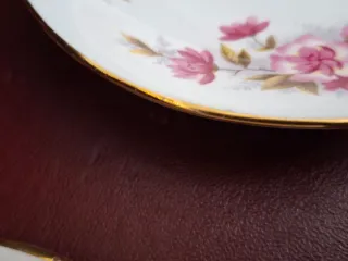 Taza y platillos de porcelana inglesa