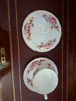 Taza y platillos de porcelana inglesa