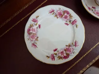 Taza y platillos de porcelana inglesa