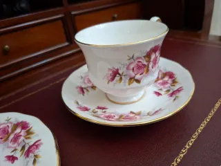 Taza y platillos de porcelana inglesa
