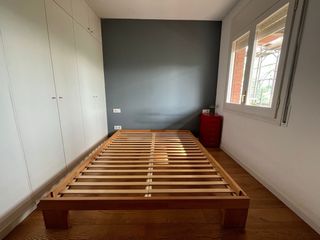 Cama estilo japonesa de madera
