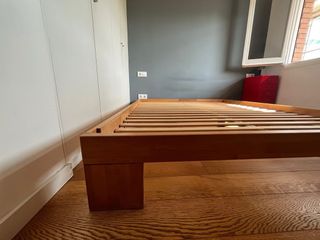 Cama estilo japonesa de madera