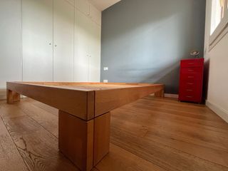 Cama estilo japonesa de madera