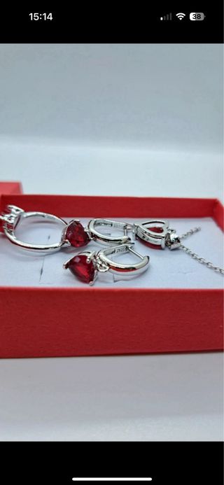 Conjunto de plata con corazón rojo
