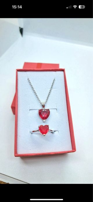 Conjunto de plata con corazón rojo