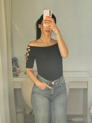 Camiseta negra hombros descubiertos