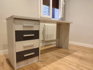 Mesa escritorio color artico.