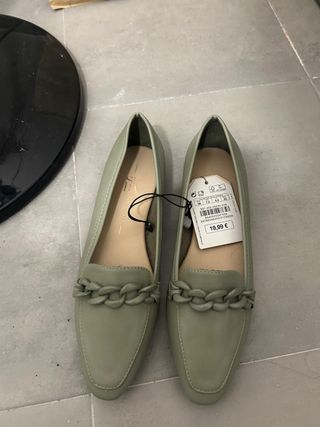 Zapatos planos verdes con cadena