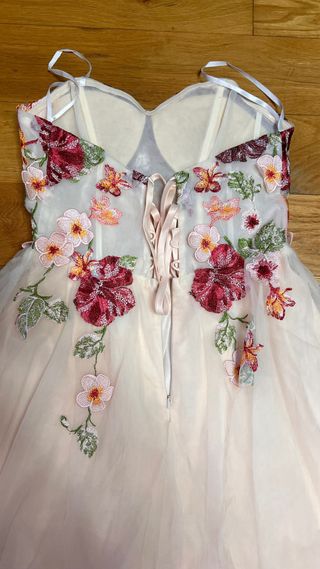 Vestido de evento con flores