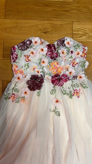 Vestido de evento con flores