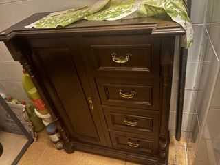 Mueble de madera marrón