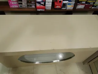 Mostrador de tienda beige con vitrina ovalada