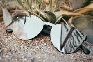 Gafas de sol planas azules y amarillas