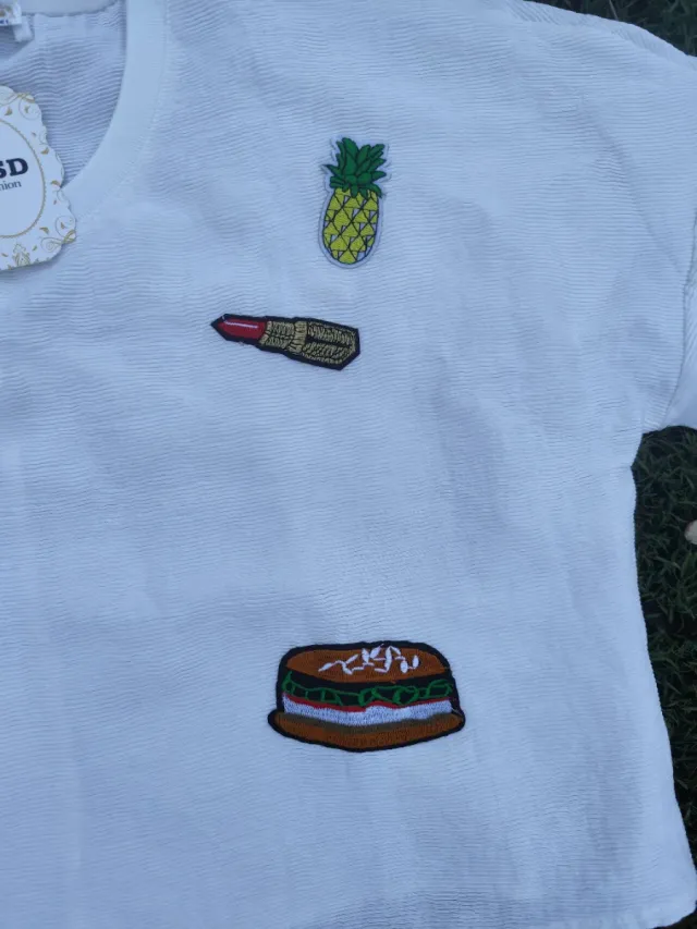 Camiseta blanca con parches divertidos Talla L/XL