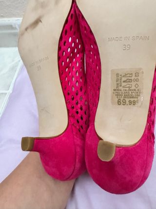 Zapatos Fosco Piel Troquelada fucsia con borlas.