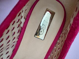 Zapatos Fosco Piel Troquelada fucsia con borlas.