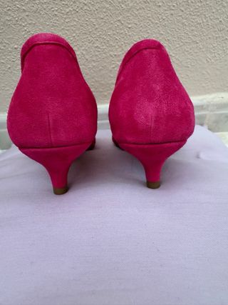 Zapatos Fosco Piel Troquelada fucsia con borlas.