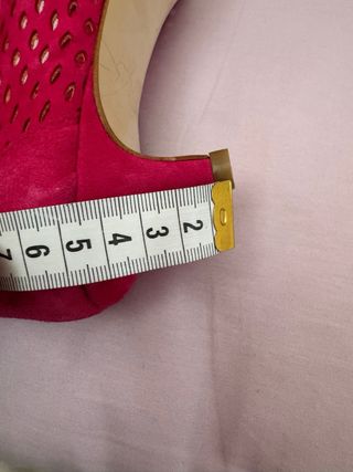 Zapatos Fosco Piel Troquelada fucsia con borlas.