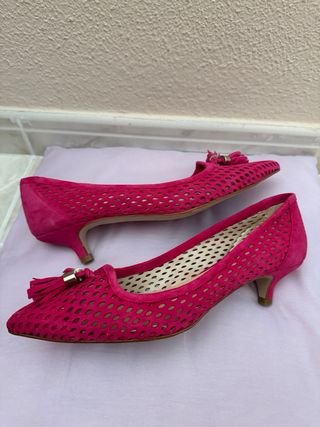Zapatos Fosco Piel Troquelada fucsia con borlas.