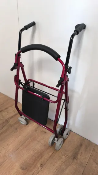 ANDADOR CON RUEDAS Y ASIENTO