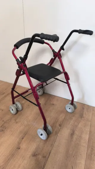 ANDADOR CON RUEDAS Y ASIENTO