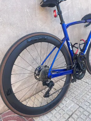 Bicicleta de carretera Mendiz Azul y bicleta monta