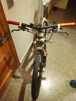 Bicicleta de carretera Mendiz Azul y bicleta monta