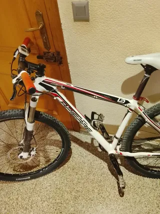 Bicicleta de carretera Mendiz Azul y bicleta monta