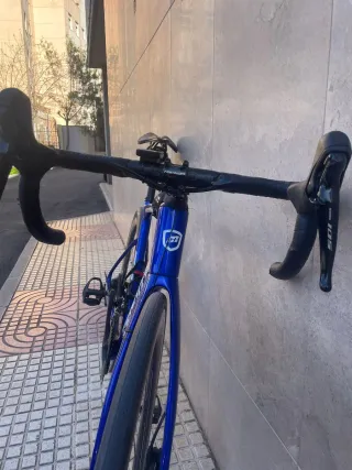 Bicicleta de carretera Mendiz Azul y bicleta monta