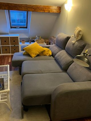 Sofá cama gris y amarillo