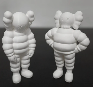 2 Figuras Kaws Michelin Brancas