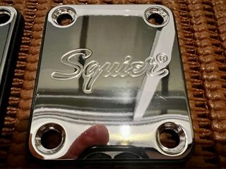 Placa Mástil (NeckPlate) Squier Fender Cromada