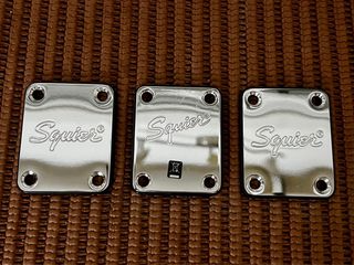Placa Mástil (NeckPlate) Squier Fender Cromada